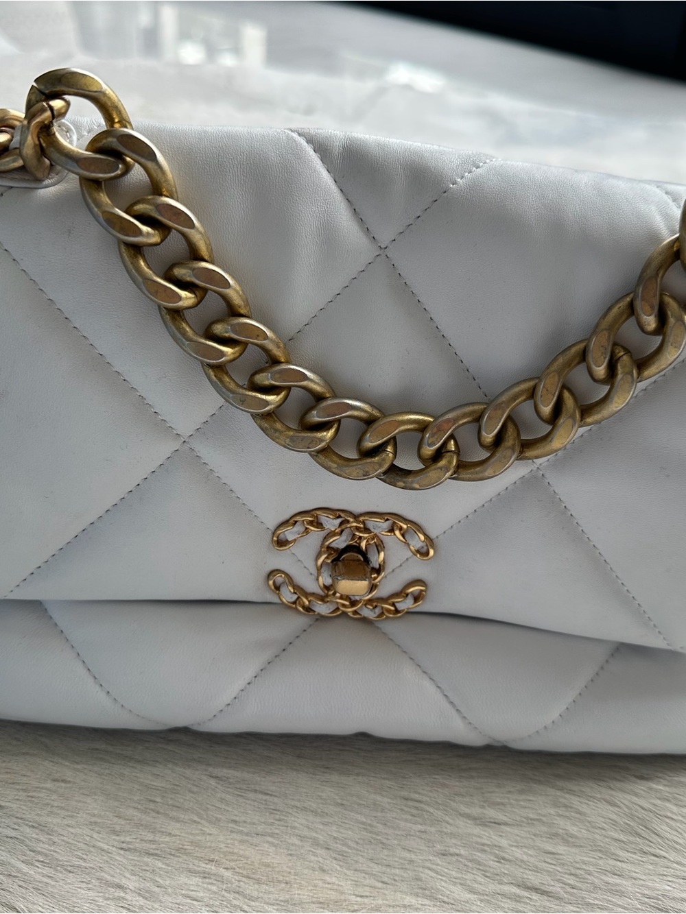 CHANEL White Quilted Leather Shoulder Bag with Mixed Gold and Silver Chain Strap - Picture 8 of 9